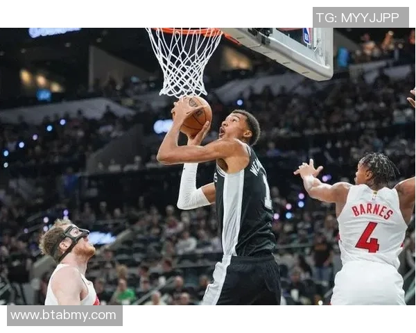 搁这儿练招呢?文班谈空中转身360上篮:我没专门练过 这是第一次 搁这儿练招呢?文班谈空中转身360上篮:我没专门练过 这是第一次