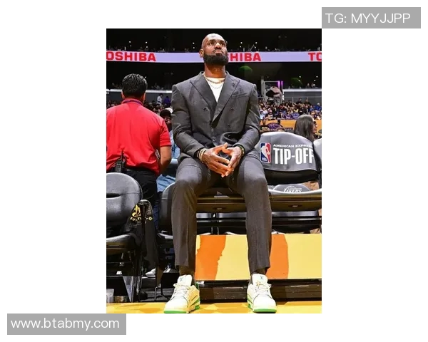 回归倒计时！詹姆斯晒在湖人训练馆场边自拍 附上⏳表情