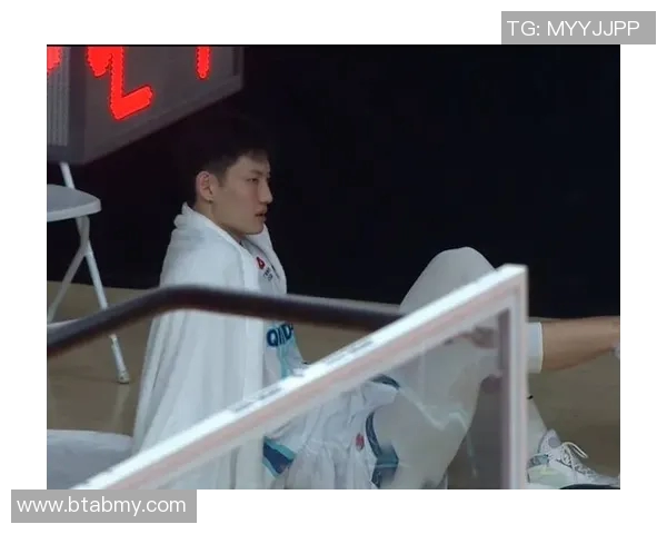 火药味！陶汉林垫脚纪卓违体犯规引刘维伟暴怒 冲到球场内质疑裁判吃T