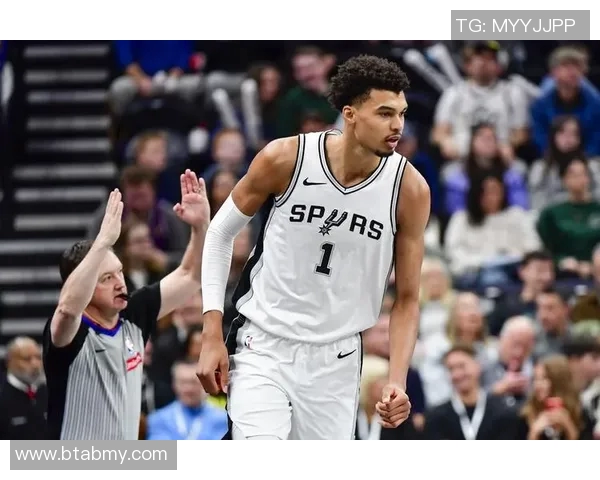 文班亚马28分16篮板两双，末节准两双带队完成逆转