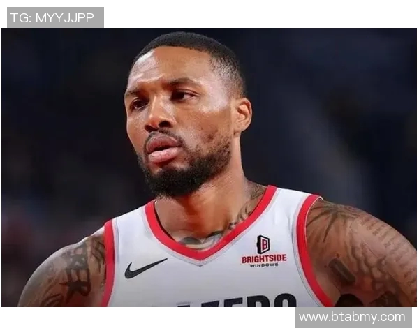 布克开局火热时你在想啥？利拉德打趣：我在祈祷他翻车